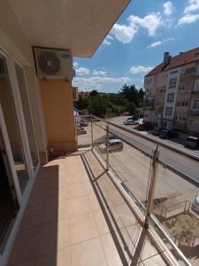 einen Balkon mit Blick auf eine Stadtstraße in der Unterkunft Apartman NK in Nikšić