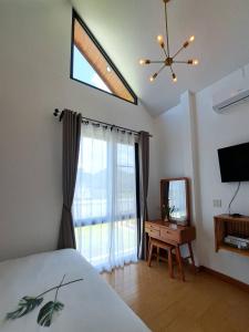 a bedroom with a bed and a mirror and a window at Sleep private khaoyai in Mu Si