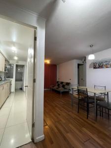 eine Küche und ein Wohnzimmer mit einem Tisch und einem Sofa in der Unterkunft Orella 6p Apartament in Antofagasta