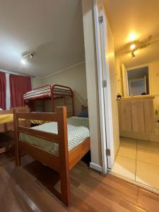 a small room with a bunk bed and a table at Orella 6p Apartament in Antofagasta
