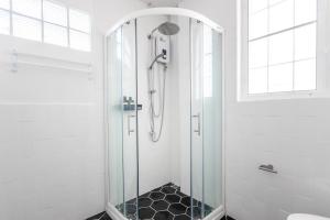 W łazience znajduje się prysznic ze szklanymi drzwiami. w obiekcie Ther house Banchang w mieście Ban Chang