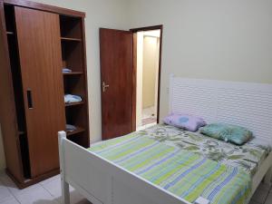 Ένα ή περισσότερα κρεβάτια σε δωμάτιο στο Apartamento 2 quartos 2 banheiros frente praia