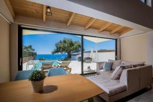 sala de estar con sofá y mesa en Olive Zen Villa, en Akrotiri