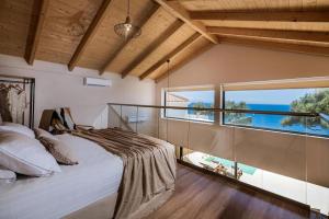 1 dormitorio con cama y ventana grande en Olive Zen Villa, en Akrotiri