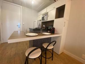 圣保罗JP Crauford Choice Suites的一间厨房,内设两把椅子和柜台 更多7张照片