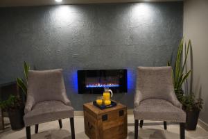 a living room with two chairs and a tv at Crescent Bay Inn in Laguna Beach