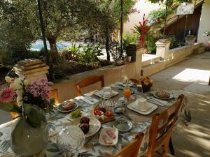 una mesa con platos de comida y un jarrón de flores en Villa Saint Léon, en Badens