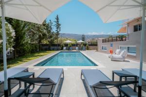 蘇達的住宿－Villa Sweven, Luxury Living Chania，房屋旁的带桌椅的游泳池