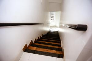 una escalera en un edificio con escalera en Hotel Barão Palace, en Teresina