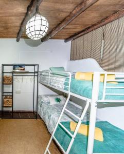 Poschodová posteľ alebo postele v izbe v ubytovaní La Casita del Árbol Blanco