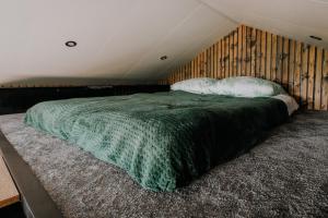 阿洛維察的住宿－ŚwiętySpokój Puszcza，一间卧室,卧室内配有一张大床