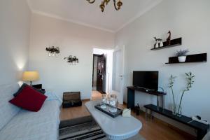 uma sala de estar com um sofá e uma mesa em Pepper House Edessa em Edessa
