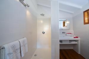 Uma casa de banho em Papagayo Beach Resort