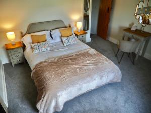 - une chambre avec un grand lit et 2 tables de chevet dans l'établissement Rose Cottage, à Matlock