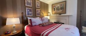 um quarto com uma cama com um cobertor vermelho e branco em Wayside Inn Bed and Breakfast em Ellicott City