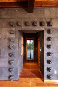 un pasillo en una casa con una pared de piedra en Hotel Parque España en Ciudad de México