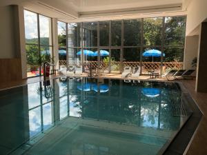Bazén v ubytování Hotel Villa Golf Cihelny nebo v jeho okolí