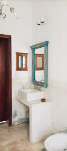 uma casa de banho com um lavatório e um espelho em CASA ATELIER em Tilcara