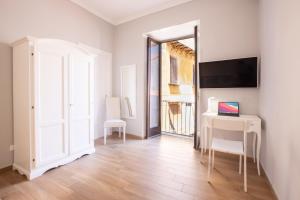 salon z biurkiem i lustrem w obiekcie 4711 Boutique Apartment w Sorrento