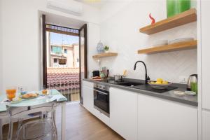 kuchnia ze zlewem i stołem w obiekcie 4711 Boutique Apartment w Sorrento