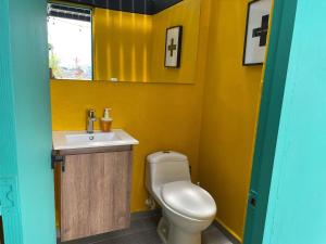 a yellow bathroom with a toilet and a sink at Housinn co-living Fatima en Medellín in Medellín