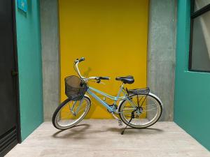 una bicicleta estacionada frente a una pared amarilla en Housinn co-living Fatima en Medellín, en Medellín