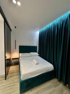 ein Schlafzimmer mit einem Bett mit einem blauen Vorhang in der Unterkunft Deluxe apartment bllok in Tirana