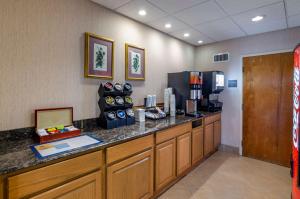 una sala de espera con barra y cafetera en Best Western Plus Inn at Hunt Ridge, en Lexington