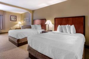 a hotel room with two beds and two lamps at Best Western Plus Inn at Hunt Ridge in Lexington