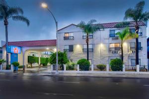 um edifício com palmeiras em frente a uma rua em Motel 6-Inglewood, CA em Inglewood