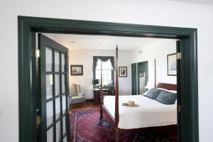 En eller flere senge i et værelse på Inn at Osprey Point
