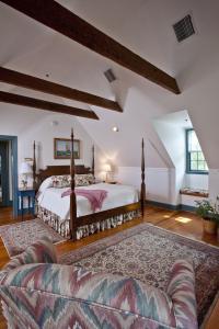 Llit o llits en una habitació de Inn at Osprey Point
