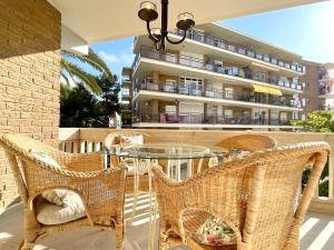 a patio with a table and chairs and a building at Synergie SI01 - Ideal para descansar in Salou