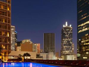 uma vista para o horizonte da cidade à noite em Fairmont Dallas em Dallas