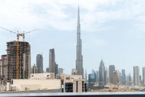 vista su uno skyline della città con l'edificio più alto di Ultimate Stay / 4 Beds / Burj Khalifa View / Ultra Modern / Business Bay a Dubai