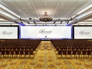 ein Auditorium mit Stühlen und zwei Bildschirmen in der Unterkunft Fairmont Banff Springs in Banff