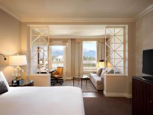露易絲湖的住宿－路易斯湖費爾蒙酒店，一间卧室设有一张床和一间客厅。