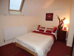um quarto com uma cama grande e uma janela em Station House em Shirebrook