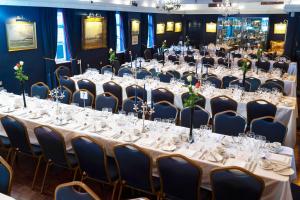 una sala de conferencias con una mesa larga y sillas en The Royal Burnham Yacht Club en Burnham on Crouch