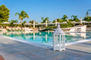 una gran piscina con una linterna blanca al lado en Agriturismo Casale San Giovanni, en Salice Salentino