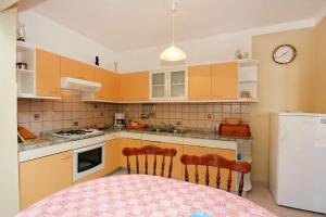 Kuchyňa alebo kuchynka v ubytovaní Apartments with a parking space Kampor, Rab - 4972 + 25 fotografií