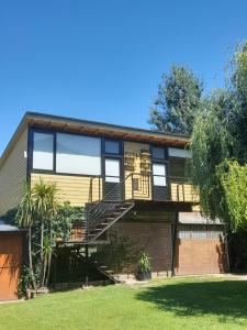 una vista exterior de una casa con balcón en Balcón de la montaña en Santa Rosa de Calamuchita