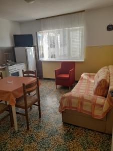 una camera con letto e tavolo e una cucina di Apartments with parking space Kampor, Rab - 4984 a Rab Altre 25 foto