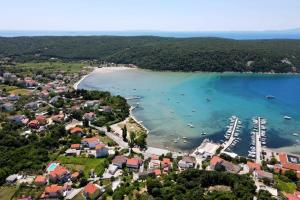 uma vista aérea de uma praia com barcos na água em Apartment Kampor 5014b em Kampor