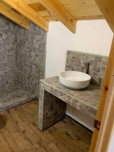La salle de bains est pourvue d'un comptoir en pierre et d'un lavabo. dans l'établissement Cabañas el Pino 3, à Creel