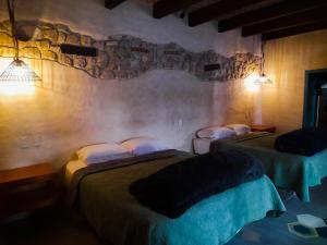 a bedroom with two beds in a room at Hotel Pepen in San Cristóbal de Las Casas