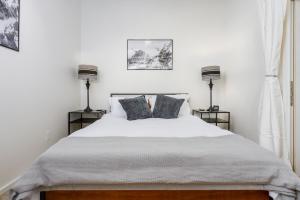 Postel nebo postele na pokoji v ubytování Downtown Contemporary Cove