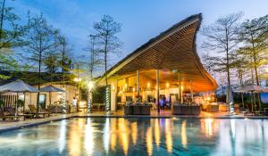 uma piscina em frente a um edifício em Flamingo Đại Lải Resort - Lake view villa em Phúc Yên