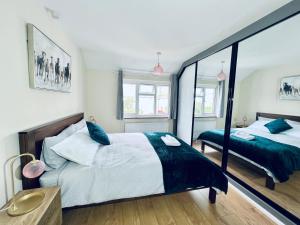 Кровать или кровати в номере Beautiful 3 bedroom house with garden + Parking