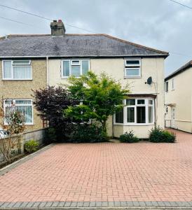 a brick driveway in front of a house at Beautiful 3 bedroom house with garden + Parking in Oxford